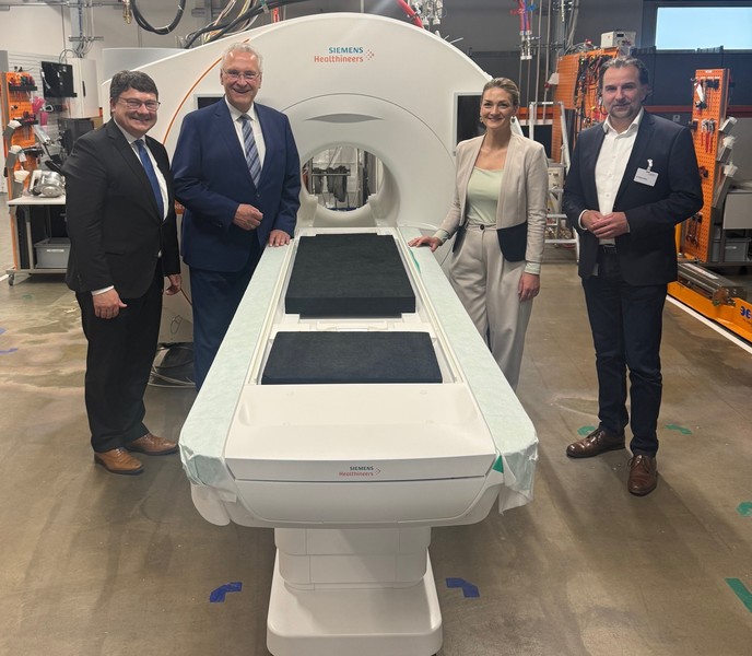 Mittwoch, 8. Mai 2024; Gemeinsam mit unserer Gesundheitsministerin Judith Gerlach besuchte Joachim Herrmann heute Siemens Healthineers in Erlangen. Mit Dr. Bernd Ohnesorge (links) und Dr. Roland Meier(rechts) besichtigten sie auch die Fertigung der Magnetresonanztomographen � absolute Spitzentechnologie