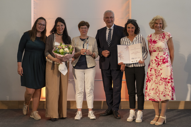 Montag, 13. Mai 2024; Integrationsminister Joachim Herrmann &uuml;bergibt den 3. Preis (2.000 Euro)an MumM! � Mentorinnen unterst&uuml;tzen motivierte Migrantinnen!
Das seit Anfang 2023 existierende Projekt MumM! von IN VIA Bayern e.V. hat das Ziel, durch Berufsmentoring die Arbeitsmarktintegration von gut qualifizierten Migrantinnen zu verbessern. Sie erhalten in dem Programm Unterst&uuml;tzung bei der Suche nach einer Stelle, die ihren Qualifikationen entspricht. Neben der Wissensvermittlung zu den Themenbereichen Arbeitskultur, interkultureller Kommunikation und einem Bewerbungs- und Vorstellungsgespr&auml;chstraining bekommt jede Teilnehmerin auch eine Mentorin an die Seite, die zu ihren beruflichen Bed&uuml;rfnissen passt. Diese hilft mit �Insider�-Wissen, Tipps und auch mit dem Start eines ersten beruflichen Netzwerkes dank ihrer eigenen Kontakte.