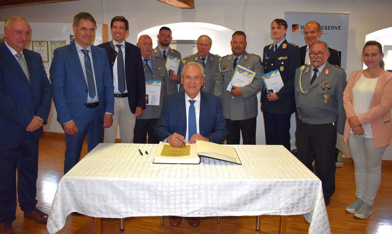 Donnerstag, 16. Mai 2024: Innenminister Joachim Herrmann h&auml;ndigte gemeinsam mit dem 1. B&uuml;rgermeister von Regenstauf (2. von links) ukrainische Ehrenmedaillen und Verdienstspangen des Volksbundes Deutscher Kriegsgr&auml;ber an Mitglieder der Reservisten-Kameradschaft Regenstauf aus. Herrmann dankte der Reservistenkameradschaft �Reservisten der Bundeswehr sind eine unverzichtbare St&uuml;tze in diesen schwierigen Zeiten�.
Copyright: &Ouml;ffentlichkeitsarbeit Markt Regenstauf / Sabine Zaus-Vogl