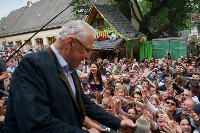 Donnerstag, 16. Mai 2024; Bieranstich auf der Erlanger Bergkirchweih. Das Erste Fa&szlig; ist traditionell Freibier