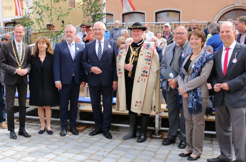 Sonntag, 19. Mai 2024: Innenminister Joachim Herrmann w&uuml;rdigte beim 75. Heimattag der Siebenb&uuml;rger Sachsen in Dinkelsb&uuml;hl die Leistung der Heimatvertriebenen. �Seit 75 Jahren halten Sie das siebenb&uuml;rgisch-s&auml;chsische Bewusstsein wach, geben es an die n&auml;chste Generation weiter und bringen es einer breiten &Ouml;ffentlichkeit nahe. Wir in Bayern k&ouml;nnen uns wirklich gl&uuml;cklich sch&auml;tzen, dass Sie bei uns Ihre Heimat gefunden haben", betonte Herrmann. (von links: OB Christoph Hammer, Vizeb&uuml;rgermeisterin Nora Engelhard, Bernd Fabritius, Joachim Hermann, Rainer Lehni, Josef Hovenj&uuml;rgen, Rum&auml;niens Botschafterin in Berlin Adriana Stănescu und Heiko Hendriks)
Copyright: Verband der Siebenb&uuml;rger Sachsen / Siebenb&uuml;rgische Zeitung