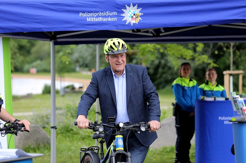 Mittwoch, 22. Mai 2024; Bayerns Innenminister Joachim Herrmann besuchte im Rahmen des Bayerischen Verkehrssicherheitsprogramms 2030 'Bayern mobil � sicher ans Ziel' eine Kontrollstelle der Polizei in N&uuml;rnberg. Sein Zwischenfazit "Viel zu oft fehlt es an gegenseitiger R&uuml;cksichtnahme, egal ob auf zwei oder vier R&auml;dern. Radlfahren muss noch deutlich sicherer werden!�
Copyright: Polizeipr&auml;sidium Mittelfranken
