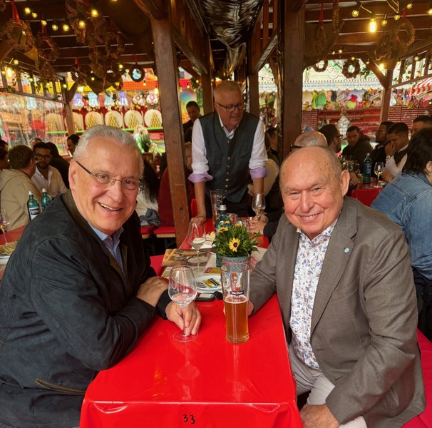 Freitag, 24. Mai 2025; Schausteller-Fr&uuml;hschoppen auf der Bergkirchweih. Joachim Herrmann im Gespr&auml;ch mit Lorenz Kalb &uuml;ber die Anliegen seiner Schausteller-Kolleginnen und Kollegen