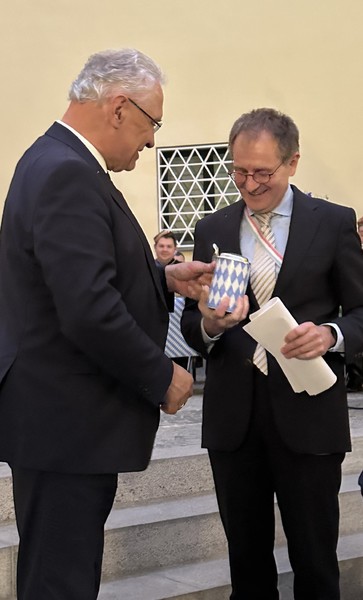 Donnerstag, 13. Juni 2024; 75 Jahre Grundgesetz feierten 200 Vertreter katholischer Studentenverbindungen im Innenministerium in München. Festredner war der Richter des Verfassungsgerichts und Cartellbruder Dr. Peter Frank. Unter den vielen Alten Herren der Verbindungen war auch Thomas Gottschalk.