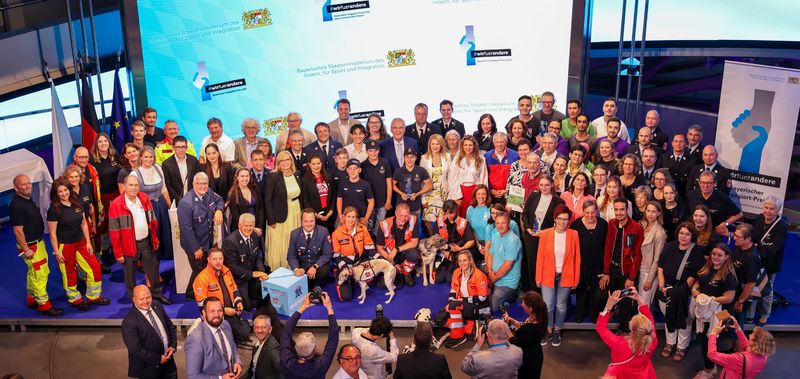 Samstag, 13. Juli 2024; Innenminister Joachim Herrmann verleiht den 'Bayerischen Engagiert-Preis 2024'. Mit diesem Preis werden herausragende Leistungen im Ehrenamt, für die Sicherheit der Menschen in Bayern, im Sport und in der Integration gewürdigt. Die Auszeichnung erfolgt in den Kategorien 'Ausdauer', 'Feuer & Flamme', 'Mut' und 'Herz'. Darüber hinaus werden zwei Sonderpreise des Innenministers verliehen.