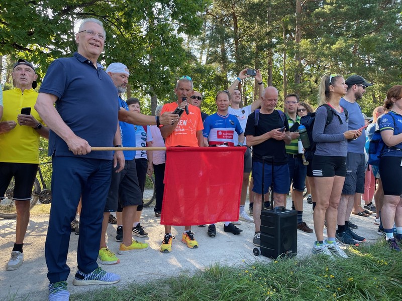 Sonntag, 21. Juli 2024; Startschuss beim Erlanger M-net Triathlon durch den Bayerischen Sportminister Joachim Herrmann