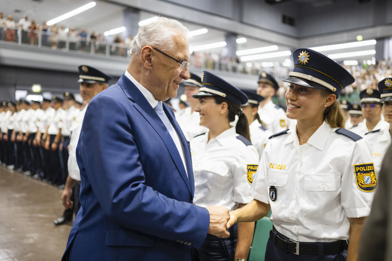 Samstag, 20. Juli 2024: Mehr Sicherheit durch mehr Polizei: Über 1.500 neue Polizistinnen und Polizisten haben heute bei der zentralen Vereidigungszeremonie in Nürnberg vor Innenminister Joachim Herrmann und dem Präsidenten der Bayerischen Bereitschaftspolizei Udo Skrzypczak ihren Diensteid abgelegt. Die Festrede hielt Ministerpräsident Dr. Markus Söder. Innenminister Herrmann freute sich über den starken Nachwuchs für die Bayerische Polizei: Unsere neuen Polizistinnen und Polizisten werden nach Ausbildungsende unsere Polizeidienststellen verstärken.
Copyright: Uwe Niklas