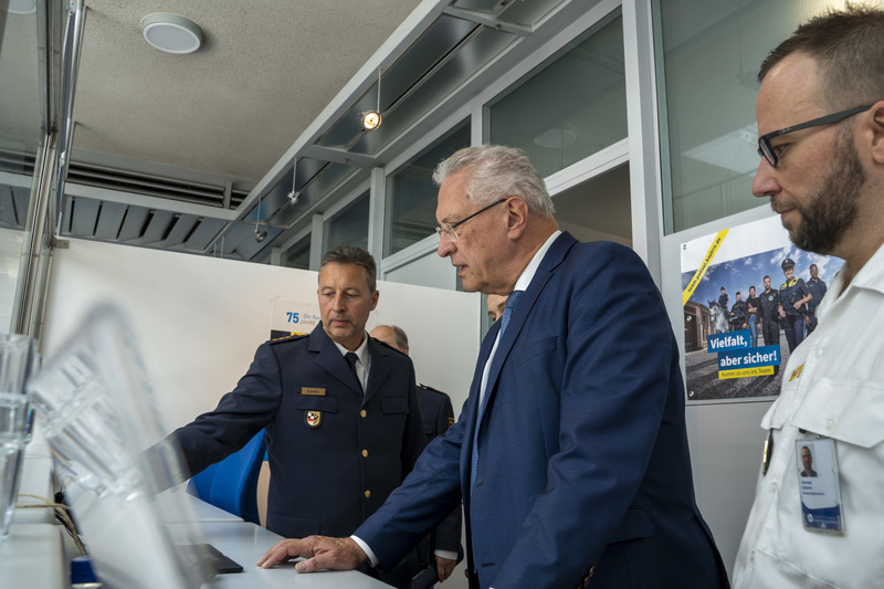 Donnerstag, 25. Juli 2024; Am Albrecht Dürer Airport Nürnberg gibt es ab jetzt unmittelbar in der Abflughalle 2 einen neuen 'Servicepoint' der Grenzpolizeiinspektion Nürnberg-Flughafen. "Der neue Servicepoint im öffentlichen Terminalbereich ist eine klare Verbesserung und Erleichterung für die Reisenden, die bei unserer Grenzpolizei um Rat suchen", erklärte Bayerns Innenminister Joachim Herrmann bei der heutigen Vorstellung des neuen Angebots. "Unsere Grenzschutzexperten informieren beispielsweise über einreise- und aufenthaltsrechtliche Bestimmungen sowie über Reiserechte."