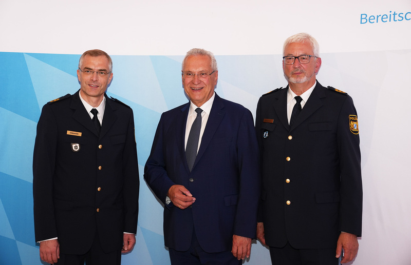 Mittwoch, 24. Juli 2024; Mit einem Festakt verabschiedete Innenminister Joachim Herrmann heute feierlich den bisherigen Präsidenten der Bayerischen Bereitschaftspolizei Udo Skrzypczak (re. im Bild) in den Ruhestand und führte als seinen Nachfolger den bisherigen Vizepräsidenten des Polizeipräsidiums München, Miachel Dibowski (li. i. Bild) als Nachfolger ins Amt ein.
Copyright: Präsidium der Bayerischen Bereitschaftspolizei Bamberg