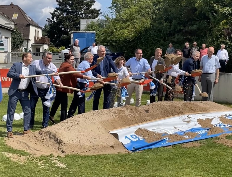 Donnerstag, 25. Juli 2024; Bayerns Sportminister Joachim Herrmann beim Spatenstich für das "Sport-Für-Alle-Zentrum" beim FSV Erlangen-Bruck: Sportangebot wird deutlich erweitert. Der  Freistaat Bayern unterstützt das Leuchtturmprojekt mit rund 1,6 Millionen Euro.