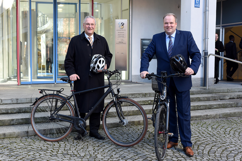 Mittwoch, 24. Januar, Bayerns Innen- und Verkehrsminister Joachim Herrmann stellt Machbarkeitsstudie f�r ersten Radschnellweg im Landkreis M�nchen vor: Radschnellweg ist schnelle und umweltfreundliche Alternative - Verkehrsmix soll Berufsverkehr im Ballungsraum entzerren.
