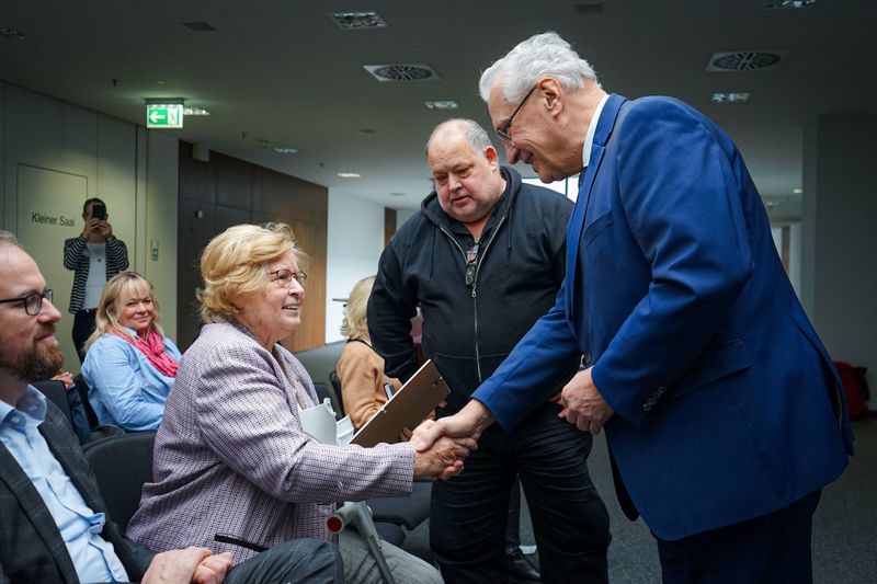 Mittwoch, 4. Dezember 2024; Innen- und Kommunalminister Joachim Herrmann überreicht Renate Gregor anlässlich ihres 85. Geburtstages die Alois-Glück-Medaille für ihr herausragendes bürgerliches Engagement im Rathaus in Erlangen. Herrmann: Renate Gregor ist eine wahre Inspiration für unsere Gesellschaft. Ihr Einsatz zeigt, wie viel einzelne Menschen bewegen können.