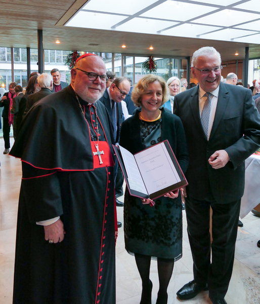 Dienstag, 10. Dezember 2024: Innenminister Joachim Herrmann gratuliert Prof. Dr. Angelika Nußberger zum Romano-Guardini-Preis. In seiner Würdigung hob er ihren herausragenden Einsatz für den Schutz der Menschenwürde und ihre beeindruckenden juristischen Leistungen hervor. Wie der Namensgeber der Auszeichnung stehen für Sie der Mensch und seine Würde stets im Mittelpunkt, betonte Herrmann und lobte Nußbergers Engagement als Professorin, Richterin und internationale Botschafterin für Gerechtigkeit.
Copyright: Katholische Akademie in Bayern