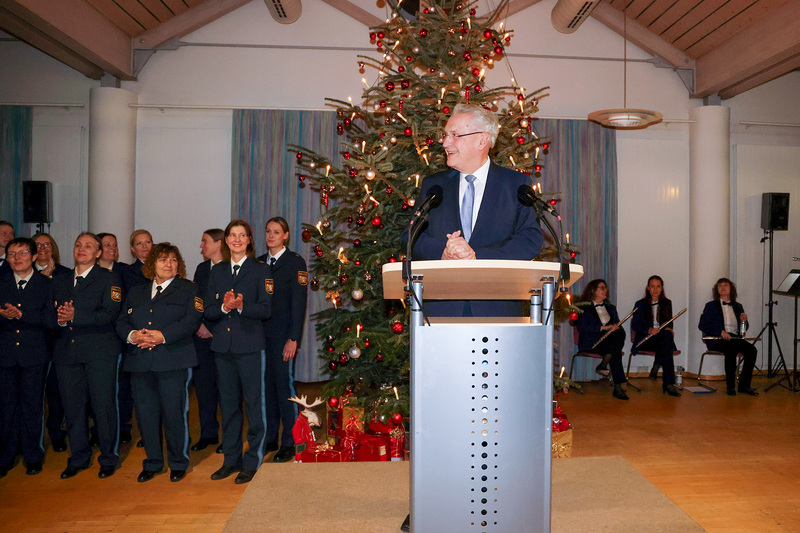 Montag, 9. Dezember 2024: Innenminister Joachim Herrmann betonte in seinem Grußwort beim traditionellen Weihnachtsempfang der Bayerischen Polizei: Für die Bayerische Polizei geht wieder ein ereignisreiches Jahr zu Ende. Es lässt sich schon jetzt resümieren: Unsere Polizei hat auch in diesem Jahr wieder Großartiges geleistet und für ein sichereres Leben in Bayern gesorgt. Ein herzliches Dankeschön für diesen unverzichtbaren Einsatz!
