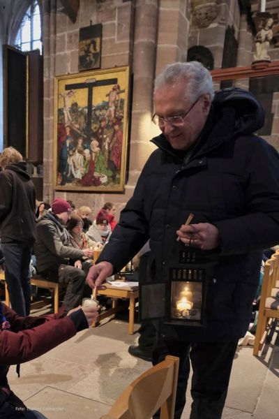 Sonntag, 15. Dezember 2024; Innenminister Joachim Herrmann hat an der feierlichen Friedenslicht-Aussendungsfeier der örtlichen christlichen Pfadfindergruppen in der Lorenzkirche in Nürnberg teilgenommen und dabei mit dem Friedenslicht ein Zeichen gegen das "Dunkel in der Welt" gesendet.
Copyright: Thomas Leimeister