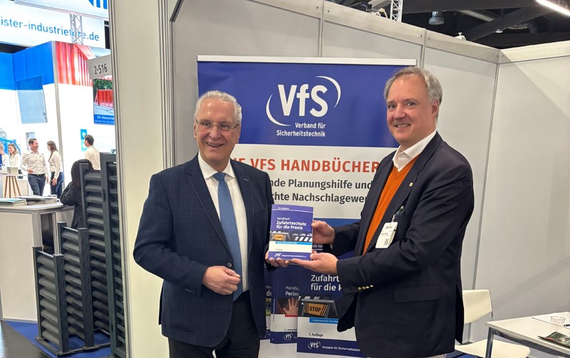 Dienstag, 14. Januar 2025; Innenminister Joachim Herrmann informiert sich als Schirmherr auf der Perimeter Protection Nürnberg bei einem Rundgang über neue Sicherheitsmaßnahmen und techniken. Bei der Fachmesse in Nürnberg geht es um mechanische, elektrische und elektronische Schutzmaßnahmen für Freigelände und Gebäudeschutz.