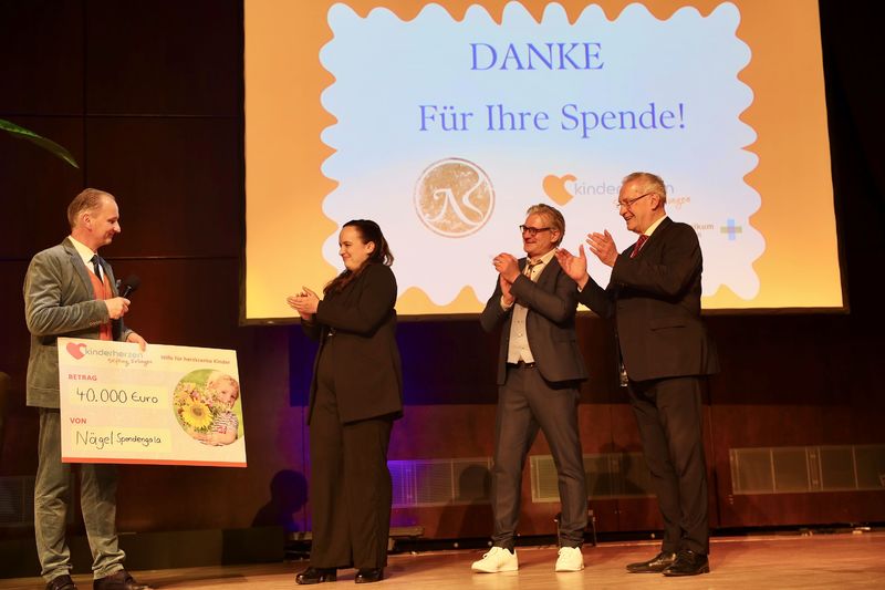 Freitag, 24. Januar 2025; Innenminister Joachim Herrmann freute sich sehr, dass beim Benefizkonzert für die Kinderherzen Stiftung insgesamt 40.000 Euro zusammen kamen.

Herrmann, der Schirmherr der Veranstaltung war, bedankte sich beim Initiator Hubert Nägel für dessen großartiges Engagement und seine Idee Spenden für die Stiftung durch ein Benefizkonzert zu sammeln. Das Geld kommt neuen Projekten der Universitätskinderklinik zugute, insbesondere im Bereich der Herzchirurgie von Kindern.
