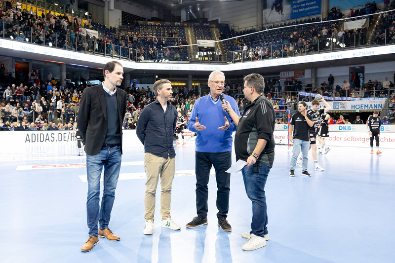 Sonntag, 9. Februar 2025; Sport- und Innenminister Joachim Herrmann ruft zur Knochenmarkspende auf: In der Halbzeitpause des Heimspiels des HC Erlangen wirbt Sport- und Innenminister Joachim Herrmann für die Aktion #FrankenfuerdasLeben. Ziel der Initiative: Eine lebensrettende Knochenmarkspende für einen an Blutkrebs erkrankten Mitarbeiter der NÜRNBERGER Versicherung finden. Gemeinsam mit der DKMS und dem HC Erlangen ruft Herrmann die Zuschauer zur Registrierung auf  eine Chance, auch vielen anderen Patienten Hoffnung zu geben.