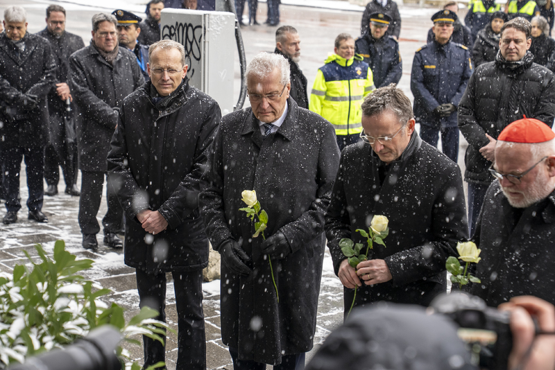 Freitag, 14. Februar 2025: Bundespräsident Frank-Walter Steinmeier, Ministerpräsident Dr. Markus Söder, Innenminister Joachim Herrmann und Vertreter von Kirchen, Gewerkschaften und der Stadt kamen heute zum stillen Gedenken am Tatort von München zusammen.
Copyright: Bayerisches Innenministerium