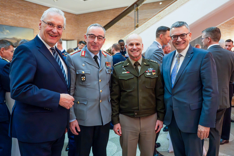 Freitag, 14. Februar 2025 Starkes transatlantisches Bündnis Joachim Herrmann beim Empfang im Prinz-Carl-Palais: Innenminister Joachim Herrmann nahm am gemeinsamen Empfang der Bayerischen Staatsregierung, des Generalinspekteurs, der US Army Europe und der Münchner Sicherheitskonferenz teil. Angesichts der aktuellen sicherheitspolitischen Herausforderungen ist der vertrauliche Austausch hochrangiger Vertreter aus Militär und Politik entscheidend für ein stabiles und freiheitliches Europa. 
Copyright: Bayerische Staatskanzlei