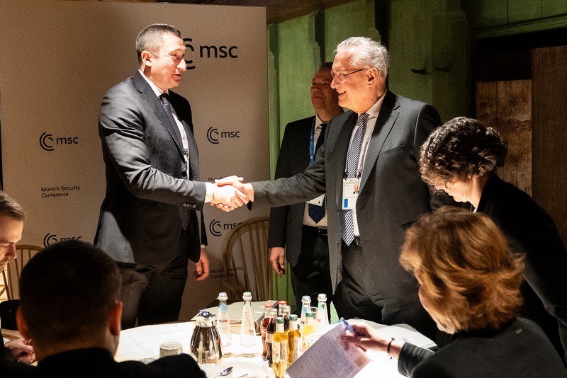 Samstag, 15. Februar 2025: Am 2. Tag der Münchner Sicherheitskonferenz traf sich Innenminister Joachim Herrmann mit dem stellvertretenden Ministerpräsidenten der Ukraine, Oleksiy Chernyshov. Im Fokus standen die bayerische Unterstützung bei der Einrichtung der Unity Hubs in Deutschland und Bayern, die umfangreiche Ukrainehilfe und die seit 30 Jahren bestehende Partnerschaft zwischen Bayern und der Ukraine.
Copyright: Bayerisches Innenministerium