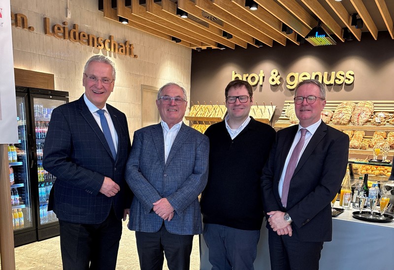 Donnerstag, 20. Februar 2025; Bayerns Innenminister Joachim Herrmann bei der Neueröffnung der Bäckerei Beck in Erlangen-Tennenlohe.  Einer der größten deutschen Gastronomie-Betriebe mit 125 Jahre alter Tradition und in Franken zu Hause. Mit rund 150 Filialen gehört das Bäckerei-Unternehmen Der Beck zu den größten mittelständischen Gastronomie-Betrieben in Deutschland. Mit knapp 1.700 Mitarbeiterinnen und Mitarbeitern ist Beck Marktführer in der Metropolregion Nürnberg. Das Stammhaus stand 1895 in der Ortsmitte von Tennenlohe. Jetzt, nach zwei Jahren Bauzeit, ist mit einem Investitionsvolumen von über 45 Millionen Euro ein neues Gebäude am Wetterkreuz in Tennenlohe entstanden, in dem eine völlig neue Produktionsstätte und ein Café untergebracht sind. Bayerns Innenminister Joachim Herrmann würdigte bei der Neueröffnung insbesondere den Einsatz des Familienunternehmens für die Region: Der ,Beck ist in Franken zu Hause. Das Motto Aus der Region für die Region ist für die Familie auch nach 125 Jahren unternehmerische Selbstverpflichtung.
