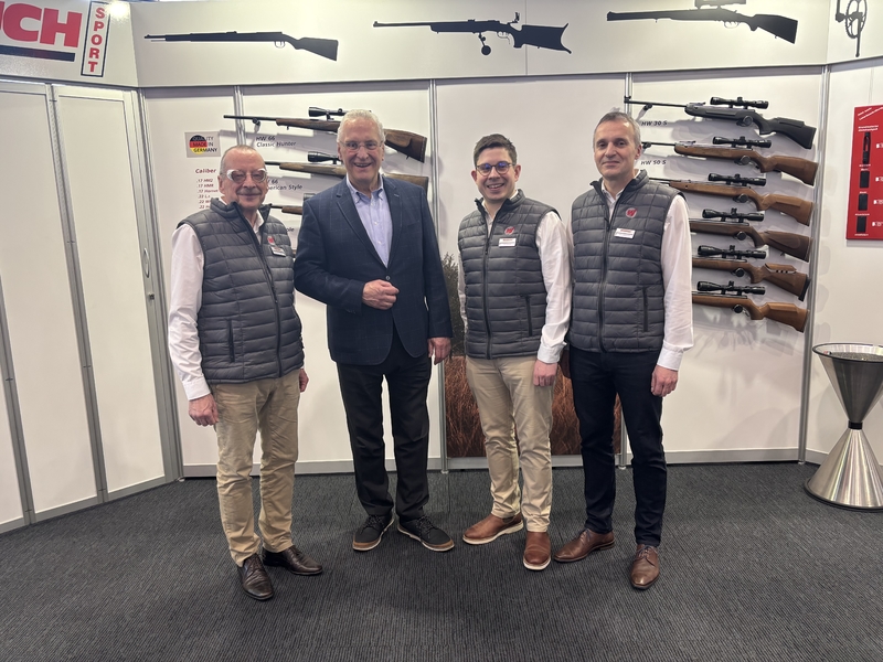 Samstag, 1. März 2025; Der bayerische Innenminister Joachim Herrmann hat sich beim Besuch der Internationalen Waffenausstellung IWA in Nürnberg gegen weitere unnötige Verschärfungen des deutschen Waffenrechts ausgesprochen. Bayern steht zur Tradition von Jägern und Sportschützen genauso wie zu mittelständischen Waffenfirmen wie hier der Familie Weihrauch aus Unterfranken.