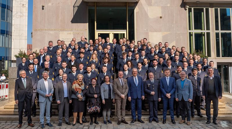 Donnerstag, 6. März 2025: Innenminister Joachim Herrmann begrüßte rund 90 neue Polizeibeamtinnen und -beamte, die im März 2025 ihren Dienst im Polizeipräsidium Mittelfranken antraten. Mit dem Personalzuwachs wird die Polizeipräsenz vor Ort weiter gestärkt. Bayern investiert kontinuierlich in seine Sicherheitskräfte  bis 2025 entstehen 600 zusätzliche Stellen.