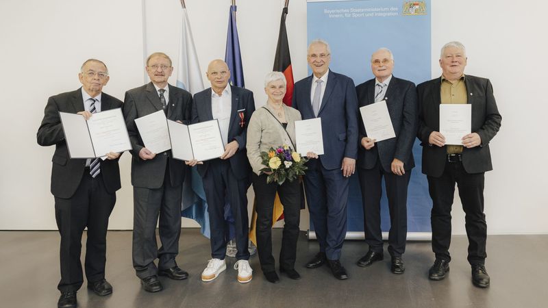Donnerstag, 6. März 2025: Im Rahmen einer Feierstunde hat Innenminister Joachim Herrmann das Verdienstkreuz am Bande des Verdienstordens der Bundesrepublik Deutschland sowie das Ehrenzeichen des Bayerischen Ministerpräsidenten an sechs Persönlichkeiten aus Mittelfranken ausgehändigt. Herrmann: Alle heute zu Ehrenden haben sich auf ganz unter­schied­liche Weise und in unterschiedlichen Le­bens­bereichen um unser Land und unsere Gesellschaft verdient gemacht. Im Namen der Staatsregierung und auch ganz persönlich danke ich Ihnen dafür aufs Herzlichste.