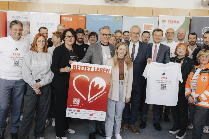 Freitag, 7. März 2025: Innenminister Joachim Herrmann und Oberbürgermeister Marcus König unterstützen die fränkische Initiative zur Gewinnung neuer Knochenmarkspender. Rund 20 Partner aus Wirtschaft, Sport, Wissenschaft und Politik setzen gemeinsam mit der DKMS ein starkes Zeichen gegen Blutkrebs. Herrmann: Unser Ziel ist es, so viele Spenderinnen und Spender wie möglich zu gewinnen, um so viele Menschenleben wie möglich zu retten.