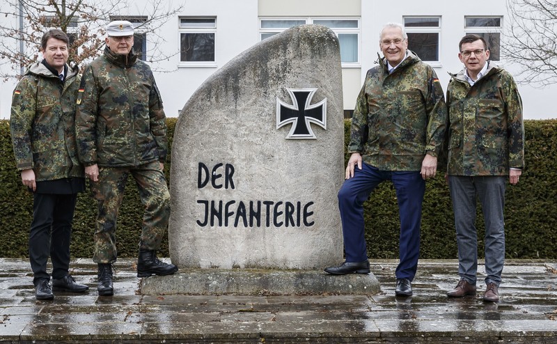 Mittwoch, 12. März 2025; Innenminister Joachim Herrmann und Innenstaatssekretär Sandro Kirchner verschaffen sich bei ihrem Besuch der Infanterieschule in Hammelburg einen Eindruck von der modernen Ausbildungsinfrastruktur, den aktuellen Maßnahmen des Bundeswehr-Dienstleistungszentrums und den bevorstehenden Übungen der Bundeswehr.