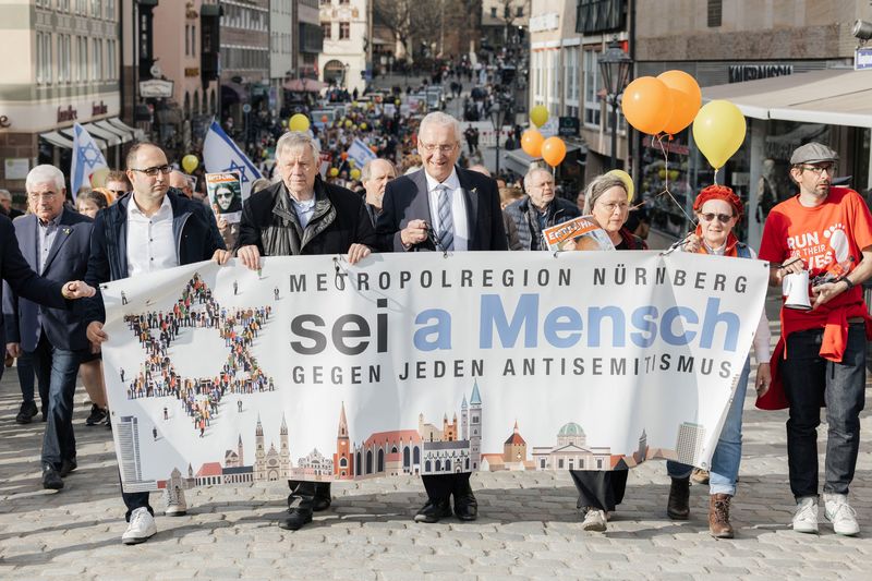 Samstag, 22. März 2025; Antisemitismus hat bei uns keinen Platz: Innen- und Integrationsminister Joachim Herrmann nahm heute an der Kundgebung Sei a Mensch  Gegen jeden Antisemitismus in Nürnberg teil. Er forderte auf, ein starkes Zeichen gegen Antisemitismus und für die Menschlichkeit zu setzen.
Copyright: Bayerisches Innenministerium/Giulia Iannicelli