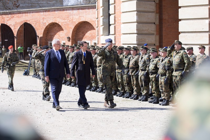 Samstag, 22. März; Bayerns Innenminister Joachim Herrmann hat am feierlichen Indienststellungsappell der 11. Kompanie des Heimatschutzregiments 1 der Bundeswehr in Ingolstadt teilgenommen. Für die aktiv beteiligten Soldatinnen und Soldaten beginnt damit eine neue Phase ihrer militärischen Karriere. Herrmann erklärte: "Der Heimatschutz hat in Bayern Tradition. Inzwischen sind die Heimatschutzregimenter ein unverzichtbarer Bestandteil der deutschen Sicherheitsarchitektur." Das Heimatschutzregiment 1 ging aus einem Pilotprojekt hervor und war deutschlandweit das erste seiner Art. Herrmann lobte den Einsatz der Bundeswehrkräfte: "Sie haben sich entschieden, einen wichtigen Dienst für unser Land zu leisten und sind das Rückgrat unserer Heimat- und Sicherheitspolitik. Ihre Bereitschaft, Verantwortung zu übernehmen und sich für das Wohl der Allgemeinheit einzusetzen, verdient höchsten Respekt. Vielen Dank, dass Sie für Sicherheit, Freiheit und Frieden in unserem Land einstehen." 
Foto: Bundeswehr/ Kurt Fuchs