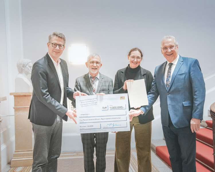 Dienstag, 1. April 2025; Die Instandsetzung der Hugenottenkirche in Erlangen wird mit einer Million Euro aus dem Entschädigungsfonds unterstützt. Das hat Bayerns Kunstminister Markus Blume bekanntgegeben. Sehr zur Freude von Bayerns Innenminister Joachim Herrmann, der sich für die Sanierung des Erlanger Wahrzeichens eingesetzt hatte.  Bei der Übergabe der Förderzusage in München an Pfarrerin Susanne Gillmann von der Evangelisch-Reformierten Kirchengemeinde Erlangen betonte Innenminister Herrmann: Die Hugenottenkirche ist nicht nur ein aus Erlangen nicht mehr wegzudenkendes Wahrzeichen, sondern ein Kulturdenkmal von nationaler und internationaler Bedeutung. 