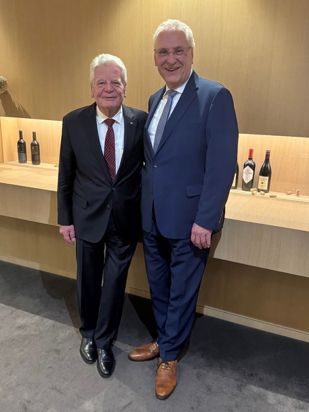 Freitag, 4. April 2025; Alt-Bundespräsident Joachim Gauck war zur Vorstellung seines neuen Buches "Erschütterungen" in Erlangen . Eine gute Gelegenheit danach noch bei einem Glas Wein "über Gott und die Welt" zu reden. 