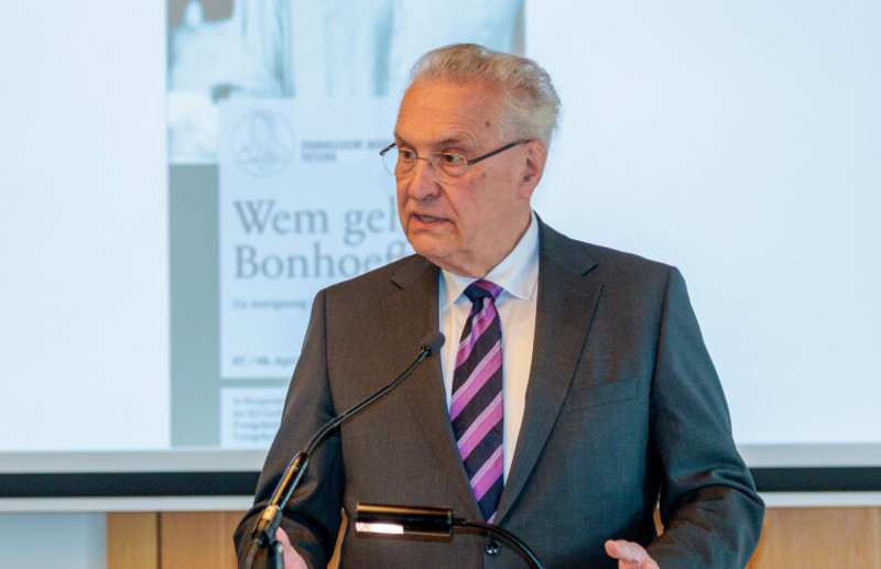 Montag, 07. April 2025 Gedenken an einen aufrechten Geist: Zum 80. Jahrestag der Ermordung Dietrich Bonhoeffers durch die Nationalsozialisten hat Bayerns Innenminister Joachim Herrmann bei der Tagung Wem gehört Bonhoeffer? in Flossenbürg an das bleibende Vermächtnis des Theologen erinnert. Bonhoeffer stehe für Selbstlosigkeit, Wahrheitsliebe und Rechtschaffenheit  Werte, die auch künftigen Generationen Mut machen, sich für das Gute, die Wahrheit und den christlichen Glauben stark zu machen.
Copyright: Oryk HAIST