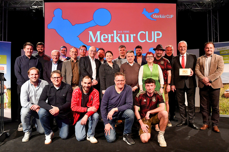 Montag, 07. April 2025 Starkes Zeichen für nachhaltigen Sport: Innen- und Sportminister Joachim Herrmann hat beim Merkur CUP 2024 den ESB-Nachhaltigkeitspreis an besonders umweltbewusste Sportvereine verliehen. Die Auszeichnung würdigt das Engagement für Klima- und Umweltschutz im Sport  ein wichtiges Ziel, das nur gemeinsam erreicht werden kann.
Copyright: Marcus Schlaf / Münchner Merkur
