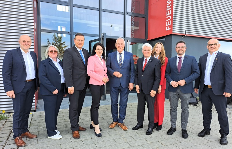Mittwoch, 23. April 2025: Grenzüberschreitender Rettungsdienst. Bei einem Arbeitsgespräch mit Innenminister Herrmann, dem BRK-Kreisvorsitzenden Theo Zellner und Mitgliedern des BRK-Kreisverbands Cham signalisierte der Innenminister seine Unterstützung für den Fortbestand des Kompetenz- und Koordinierungszentrums in der Drachenstich-Stadt Furth.
Copyright: Frank Betthausen, BRK