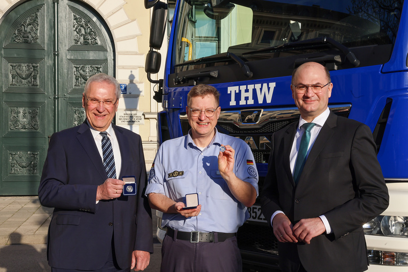 Donnerstag, 24. April 2025: Anlässlich der feierlichen Ausgabe der neuen Sammlermünze Technisches Hilfswerk würdigen Bayerns Innenminister Joachim Herrmann sowie Finanz- und Heimatminister Albert Füracker die herausragenden Leistungen des THW  ein Symbol der Anerkennung für das unermüdliche, überwiegend ehrenamtliche Engagement im Bevölkerungsschutz und ein starkes Zeichen für den gesellschaftlichen Stellenwert des Helfens.
Copyright: BayStMI