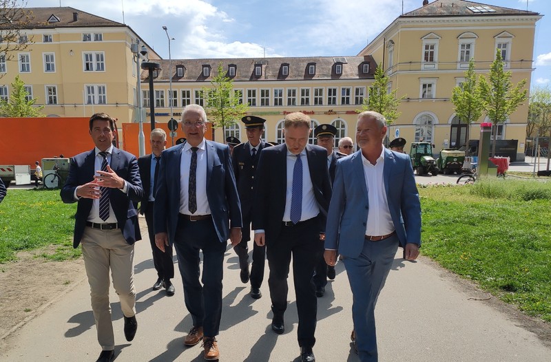 Mittwoch, 23. April 2025: Die Menschen sollen sich an unseren Bahnhöfen sicher fühlen  Tag und Nacht. Mit diesen Worten unterstrich Bayerns Innenminister Joachim Herrmann beim Besuch des Regensburger Hauptbahnhofs die Bedeutung verstärkter Polizeipräsenz und moderner Videoüberwachung. Die Maßnahmen zeigen bereits Wirkung: Die Kriminalität im Umfeld ist deutlich zurückgegangen. Bayern setzt damit ein starkes Zeichen für Sicherheit im öffentlichen Raum.
Copyright: PP Oberpfalz