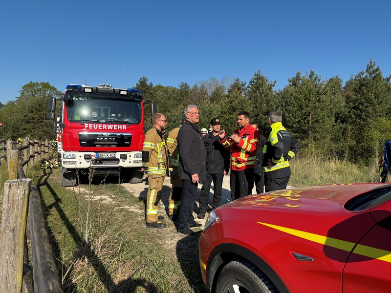Donnerstag, 1. Mai 2025; Waldbrand im Tennenloher Forst bei Erlangen. Ca 30.000 qm Wald sind betroffen. Der großartige Einsatz zahlreicher Feuerwehren aus dem Landkreis Erlangen Höchstadt wurden von drei Polizeihubschraubern, die im Zusammenwirken mit Flughelfergruppen der Feuerwehren Wasser aus der Luft abwerfen. Mit dabei waren auch das BRK und ein  Wasserwerfer der Polizei.