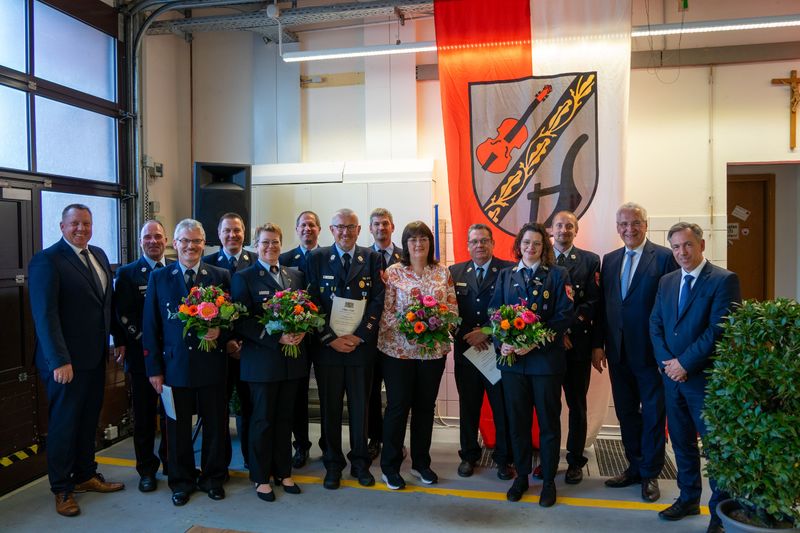 Samstag, 3. Mai 2025; Seit 15 Jahren übernimmt die Freiwillige Feuerwehr Bubenreuth First Responder Einsätze. Um ihren unermüdlichen Einsatz für die Bürgerinnen und Bürger sicherzustellen fand heute die Segnung des neuen First Responder Fahrzeuges statt. Auch vier vier langjährige Feuerwehrkameraden wurden geehrt.