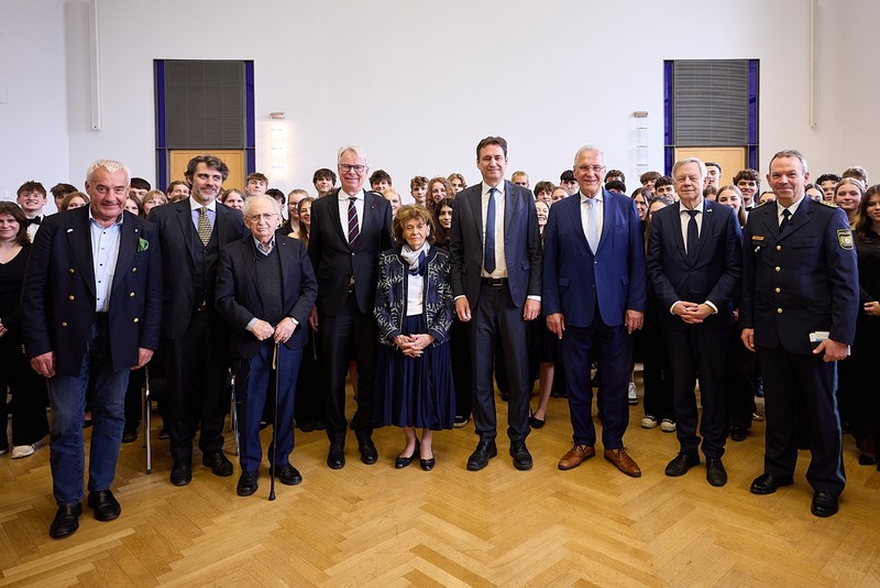 Mittwoch, 7. Mai 2025; Bei einer gemeinsamen Veranstaltung des Bayerischen Staatsministeriums der Justiz, des Zentralen Antisemitismusbeauftragten der Bayerischen Justiz sowie der Stiftung Bayerische Gedenkstätten zum 80. Jahrestag der Befreiung des Konzentrationslagers Dachau unterstrichen die Teilnehmer ihre klare Haltung gegen Antisemitismus. Innenminister Herrmann betonte: Der Schutz unserer Jüdischen Mitbürgerinnen und Mitbürger ist für uns eine historische Verantwortung, der wir uns voll und ganz verschieben haben.
Copyright: © Bayerisches Staatsministerium der Justiz
