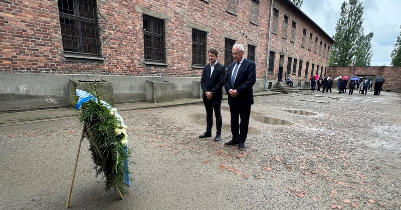 Montag, 26. Mai 2025; Innenminister Joachim Herrmann und Innenstaatssekretär Sandro Kirchner im ehemaligen Konzentrations- und Vernichtungslager Auschwitz-Birkenau beim Gedenken an den Mord an Millionen Jüdinnen und Juden.