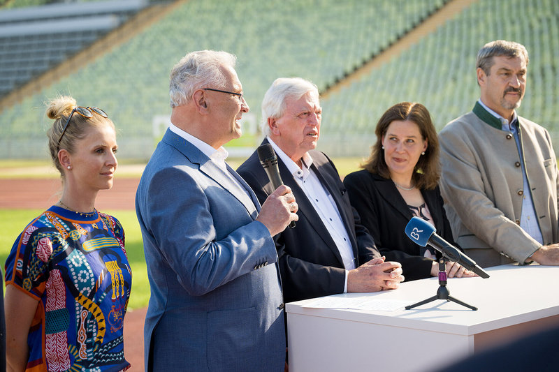 Samstag, 31. Mai 2025; Im Olympiastadion München überreicht Bayerns Innen- und Sportminister Joachim Herrmann gemeinsam mit Ministerpräsident Dr. Markus Söder und Bürgermeisterin Verena Dietl das Konzept für eine Olympiabewerbung an den DOSB  ein starkes Signal für eine weltoffene, nachhaltige und sportbegeisterte Austragung Olympischer und Paralympischer Spiele in Bayern.
©LHM Haas