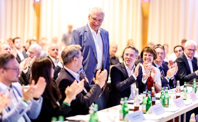 Samstag, 26. Juli 2025; Bezirksparteitag der CSU-Mittelfranken. Es ist ein klares Signal der Delegierten gewesen. Auf dem Bezirksparteitag der CSU-Mittelfranken in der Karl-Diehl-Halle in Röthenbach an der Pegnitz wurde Joachim Herrmann, Bayerns Innenminister, mit 100% der gültigen Stimmen erneut zum Bezirksvorsitzenden gewählt. Herrmann bedankte sich für das Vertrauen der Delegierten und kündigte an, dass der Bezirksverband vor allem die Kommunalwahlen am 8. März 2026 in den Blick nehme. Keine politische Kraft sei an der kommunalen Basis so stark wie die CSU.