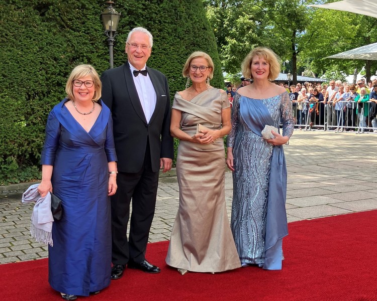 Freitag, 25. Juli 2025; Bei der Eröffnung der Bayreuther Festspiel mit der Landeshauptfrau von Niederösterreich Johanna Mikl-Leitner (2. von rechts)Die Meistersinger waren großartig