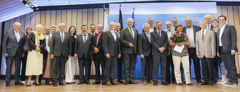 Mittwoch, 30. Juli 2025; Bayerns Innenminister Joachim Herrmann händigte das Verdienstkreuz am Bande, das Ehrenzeichen des Bayerischen Ministerpräsidenten für Verdienste im Ehrenamt sowie Kommunale Verdienstmedaillen und Kommunale Dankurkunden in Erlangen aus. Ausgezeichnet wurden insgesamt 19 Personen aus Mittel- und Oberfranken, der Oberpfalz und aus Niederbayern.
