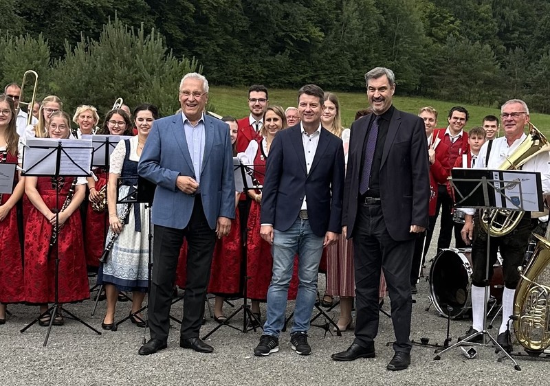 1. August 2025; Ministerpräsident Dr. Markus Söder und Innenminister Joachim Herrmann gratulieren Innenstaatssekretär Sandro Kirchner zu seinem 50. Geburtstag. 