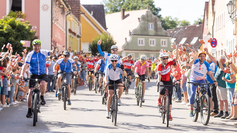 Donnerstag, 7. August 2025; Die beeindruckende bayerische Landschaft genießen und gleichzeitig ein Zeichen für mehr Bewegung und Zusammenhalt setzen: Innen- und Sportminister Joachim Herrmann hat heute an der fünften Etappe der 34. BR-Radltour teilgenommen. Auf dem Weg von Ochsenfurt nach Herrieden kam Innenminister Herrmann mit den Teilnehmerinnen und Teilnehmern ins Gespräch und besuchte das polizeiliche Begleitkommando in Obernzenn.